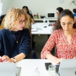 Dans les bureaux parisien, une Responsable d'Agence tout juste arrivée rencontre les équipes