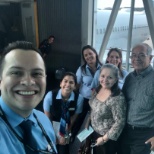 Ingreso de pasajeros al avion, con compañeros en el area del Jetbridge